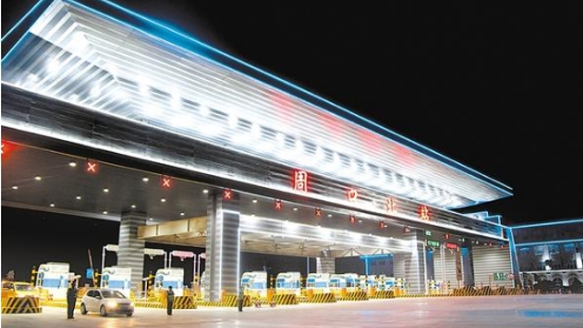 周口北收費(fèi)站流光溢彩，一派迎接省十三運(yùn)會的喜慶氛圍